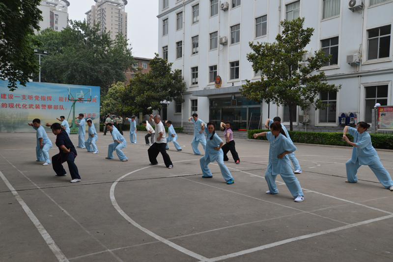 聘請陳式太極拳知名教練教學(xué)，開展太極拳興趣小組活動(dòng)。