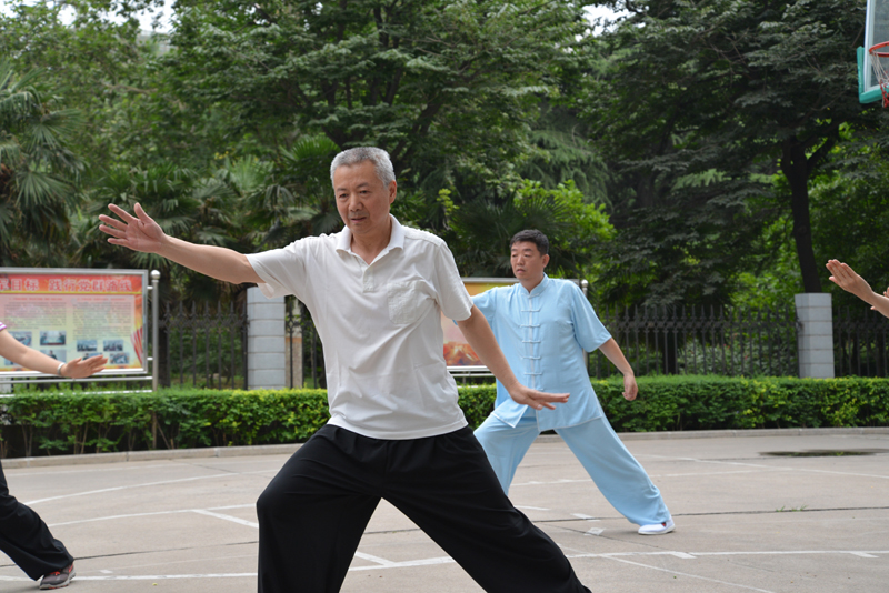 聘請陳式太極拳知名教練教學(xué)，開展太極拳興趣小組活動(dòng)。