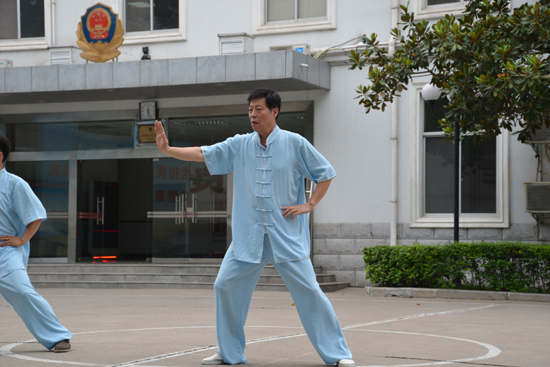 聘請陳式太極拳知名教練教學(xué)，開展太極拳興趣小組活動(dòng)。