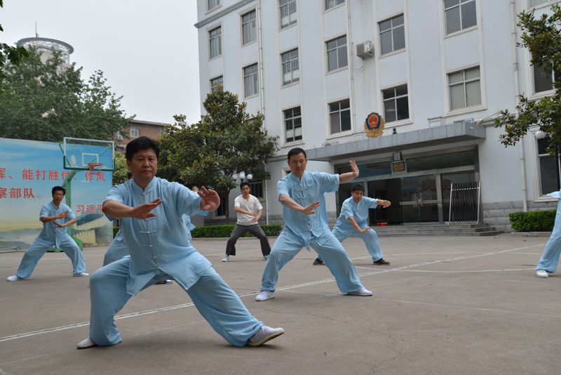 聘請陳式太極拳知名教練教學(xué)，開展太極拳興趣小組活動(dòng)。