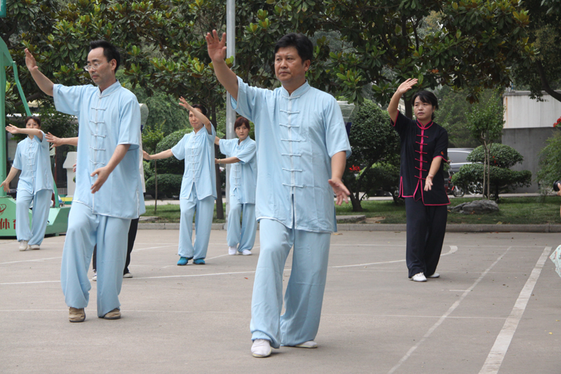 聘請陳式太極拳知名教練教學(xué)，開展太極拳興趣小組活動(dòng)。